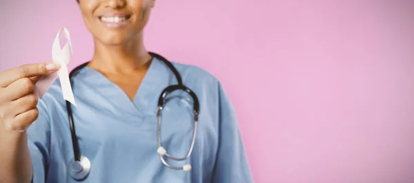 Усміхнена Медсестра Тримає Усвідомлення Раку Молочної Залози Рожевою Стрічкою — стокове фото