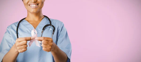 Enfermera Sonriente Que Sostiene Cinta Rosa Conciencia Del Cáncer Mama —  Fotos de Stock