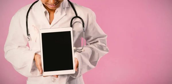 Ler Sjuksköterska Bär Medvetenhet Bröstcancer Rosa Bandet Ser Hennes Tablet — Stockfoto