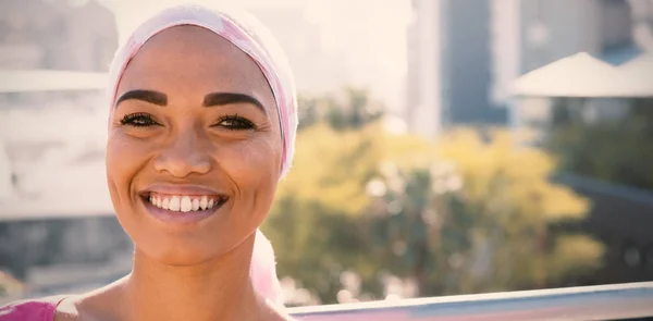 Mulheres Sorridentes Usando Cachecol Mantra Fundo Cidade — Fotografia de Stock