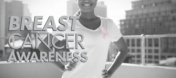 Brustkrebs Aufklärungsbotschaft Gegen Lächelnde Frau Mit Mantra Schal — Stockfoto