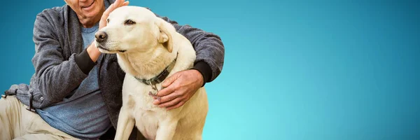 Χαμογελαστά Γέροντας Κάθεται Χαϊδεύοντας Κατοικίδιο Σκύλο Του Μπλε Φόντο — Φωτογραφία Αρχείου