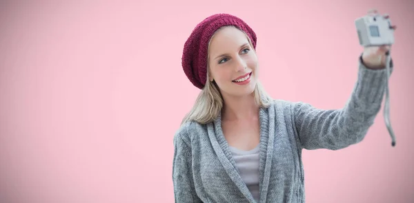 Frau Macht Selfie Vor Rosa Hintergrund — Stockfoto