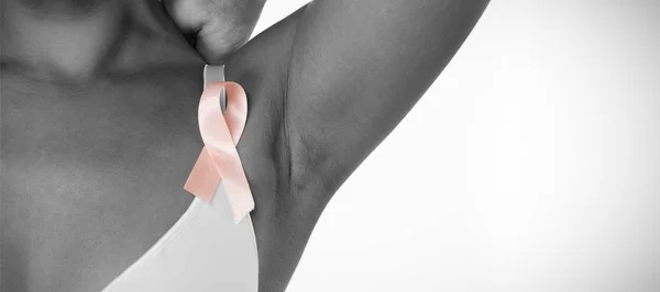 Donna Piedi Consapevolezza Del Cancro Seno Con Nastro Rosa Sfondo — Foto Stock