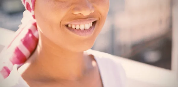 Портрет Усміхненої Жінки Шарфі Фоні Міста — стокове фото