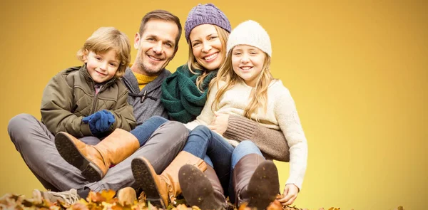 Retrato Familia Feliz Sentada Sobre Hojas Sobre Fondo Amarillo — Foto de Stock