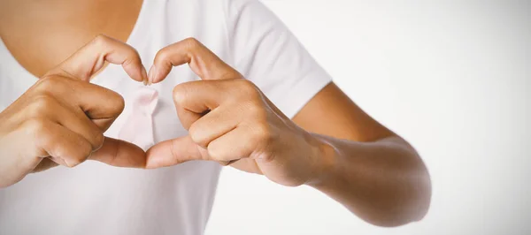 Frau Macht Herz Mit Ihren Fingern Rosa Schleife Auf Weißem — Stockfoto