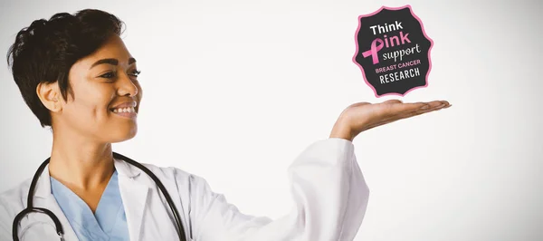 Brustkrebs Aufklärungsbotschaft Gegen Lächelnde Ärztin Zeigt Kopierraum Mit Ihrer Hand — Stockfoto