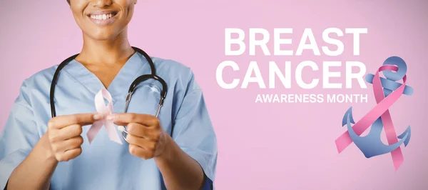 Brustkrebs Aufklärungsbotschaft Gegen Lächelnde Krankenschwester Die Mit Beiden Händen Ein — Stockfoto
