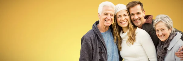 Famiglia Felice Piedi Insieme Sorridente Sullo Sfondo Giallo — Foto Stock