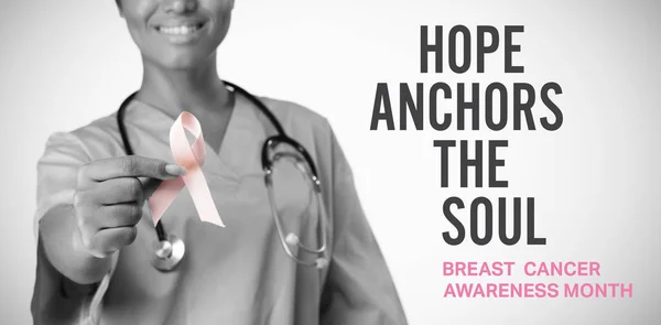 Сообщение Раке Молочной Железы Против Улыбающейся Медсестры Держащей Розовую Ленточку — стоковое фото