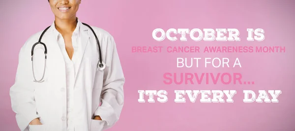 Lächelnde Krankenschwester Vor Dem Hintergrund Des Brustkrebsbewusstseins — Stockfoto