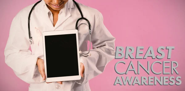 Brustkrebs Sensibilisierungsbotschaft Gegen Lächelnde Krankenschwester Mit Brustkrebs Sensibilisierungsband — Stockfoto