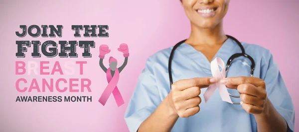 Breast Cancer Awareness Meddelande Mot Sjuksköterska Holding Breast Cancer Awareness — Stockfoto