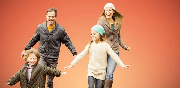 Linda Familia Ejecuta Contra Fondo Amarillo — Foto de Stock