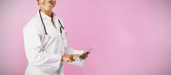 Leende Sjuksköterska Bär Bröstcancer Medvetenhet Använda Surfplatta Rosa Bakgrund — Stockfoto