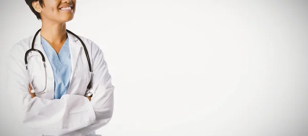 Ler Hoppfull Kvinnliga Läkare Med Korsade Armar Vit Bakgrund — Stockfoto