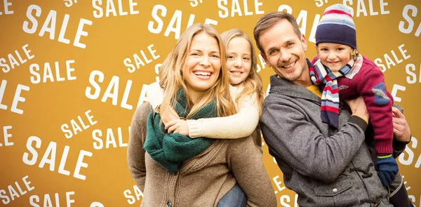 Retrato Familia Sonriendo Juntos Contra Venta Fondo Naranja — Foto de Stock