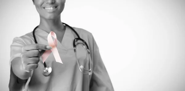 Enfermera Sonriente Sosteniendo Conciencia Del Cáncer Mama Cinta Rosa Entre —  Fotos de Stock