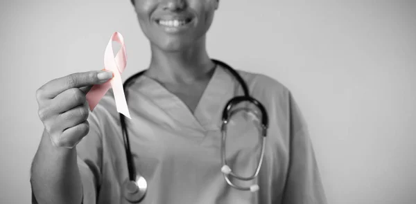 Leende Sjuksköterska Holding Breast Cancer Awareness Rosa Band — Stockfoto