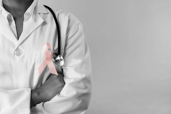 Armen Gekruist Verpleegkundige Borst Kanker Bewustzijn Roze Lint Dragen Een — Stockfoto