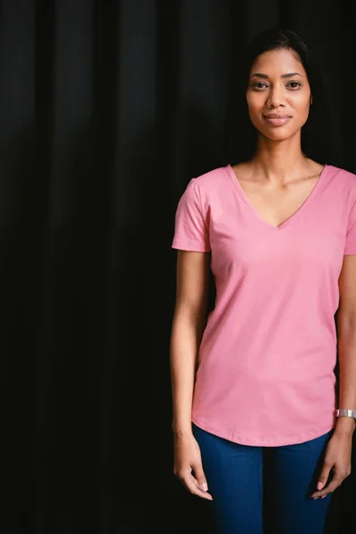 Una Mujer Con Camisa Rosa Sobre Fondo Negro — Foto de Stock