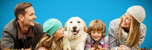 Família Jovem Com Cão Contra Fundo Azul — Fotografia de Stock