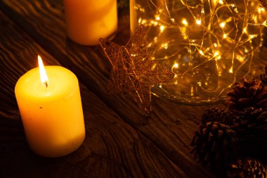 sıcak mum ve ahşap bir masa süsleme