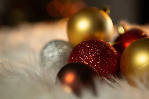 Gekleurde Kerst Ornamenten Een Wit Tapijt — Stockfoto