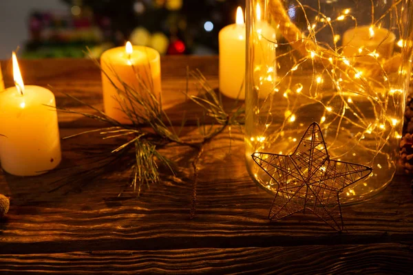 居心地の良い木製のテーブルのクリスマス飾り — ストック写真
