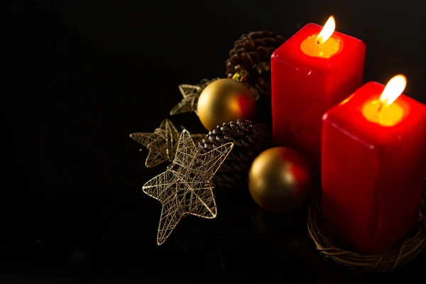 黒の背景に装飾とキャンドルがクリスマス赤の広場 — ストック写真