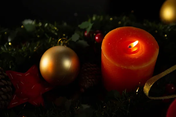 金のボールと飾りクリスマス赤サークル キャンドル — ストック写真