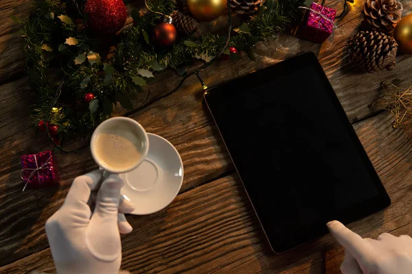 Santa Claus Handen Met Koffie Tablet Een Houten Tafel — Stockfoto