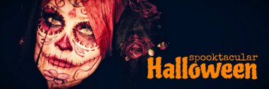 Spooktacular makyaj ile çekici genç kıza karşı Halloween metin grafik görüntü