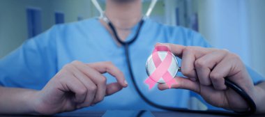 Kadın hemşire pembe kurdele stereoscope üzerinde tutarak koridor ayakta orta kesit 