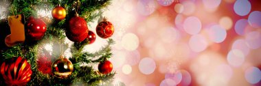 Çam ağacı Noel süsleme ile parlak Noel arka planda