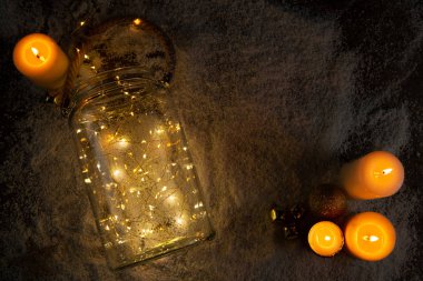 sarı mumlar ve pürüzsüz Noel ışıkları karda