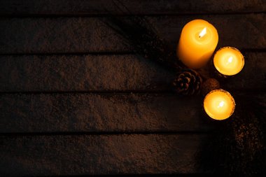 Noel mumlar gece ve çam koni ile kopya alanı