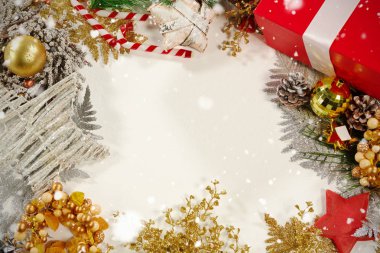 Noel süslemeleri tarafından çevrili kopya alanı karşı düşen kar