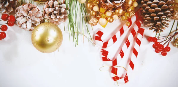 Leuke Kerstdecoratie Tegen Witte Achtergrond — Stockfoto