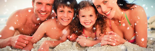 Οικογένεια Στην Παραλία Εναντίον Χιόνι Που Υπάγονται — Φωτογραφία Αρχείου