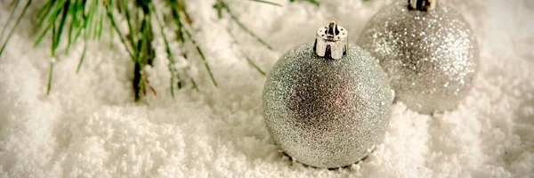 Zilveren Kerstballen Witte Sneeuw — Stockfoto