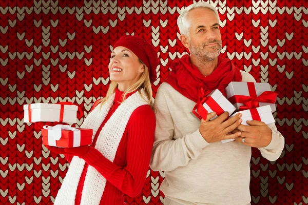 Joyeux Couple Festif Avec Des Cadeaux Contre Motif Tricoté Sans — Photo