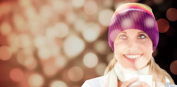 Donna Sorridente Con Cappello Colorato Una Tazza Tra Mani Contro — Foto Stock