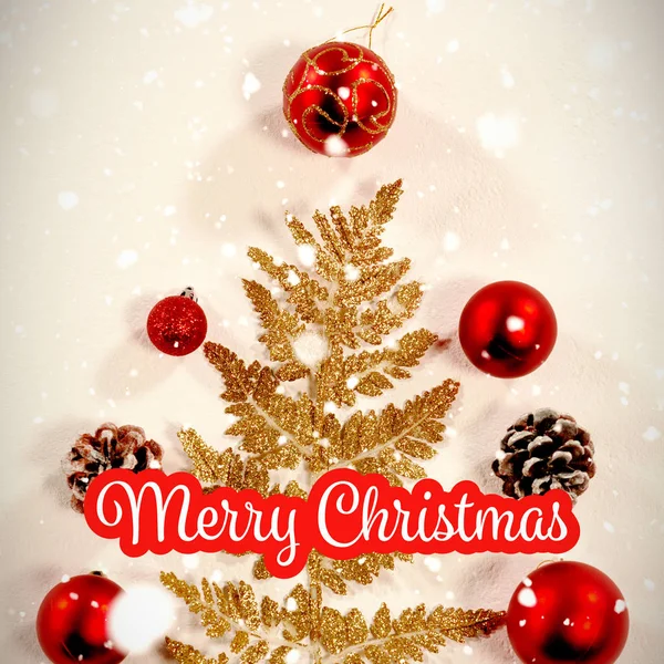 与圣诞节松树形状的装饰品和装饰品的白色和红色贺卡 — 图库照片