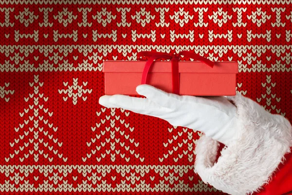 Kerstman Luxe Geschenketui Hand Houden Tegen Rode Naadloos Gebreide Patroon — Stockfoto