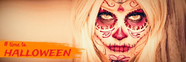 Imagen Gráfica Del Tiempo Texto Halloween Contra Chica Joven Atractiva —  Fotos de Stock