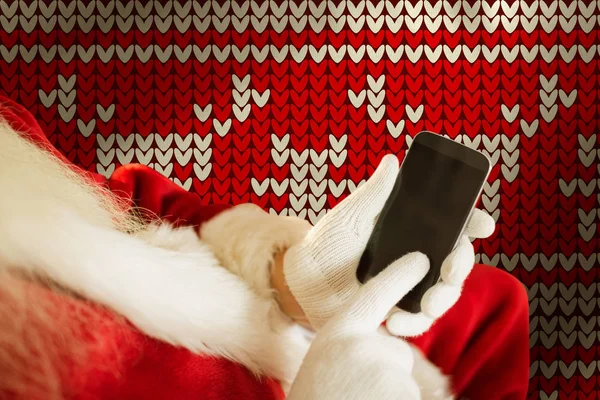 Santa Usando Smartphone Contra Padrão Malha Sem Costura Vermelho — Fotografia de Stock