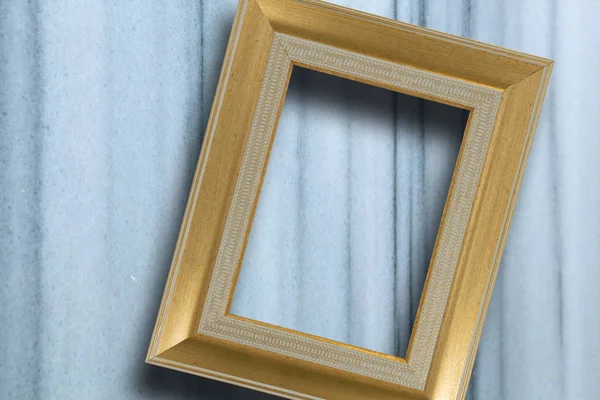 Modern mermer yüzeye karşı boş fotoğraf çerçevesi