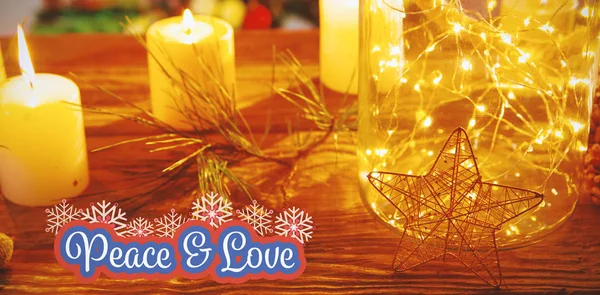 居心地の良い木製のテーブルのクリスマス飾りと平和へのメッセージ — ストック写真